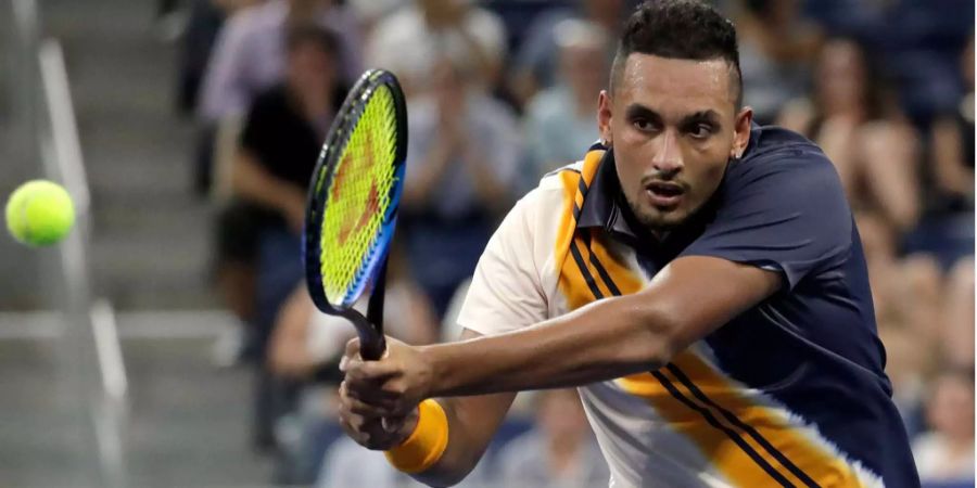 Nick Kyrgios schlägt eine Rückhand an den US Open 2018.