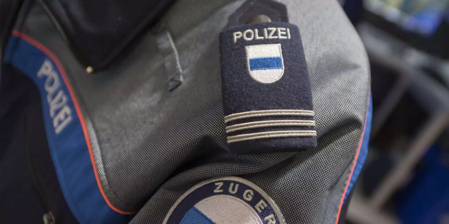 Schulter eines Polizisten der Zuger Polizei.