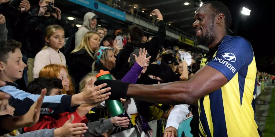 Usain Bolt, ehemaliger jamaikanischer Sprinter, grüsst Fans der Central Coast Mariners.