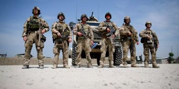 Soldaten der Bundeswehr hören im Feldlager in Kundus.