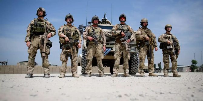 Soldaten der Bundeswehr hören im Feldlager in Kundus.