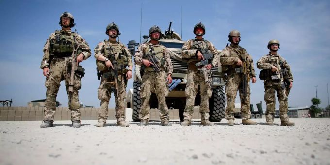 Insbesondere die Gefechte in Gasni vertreiben die Menschen. Soldaten der Bundeswehr hören im Feldlager in Kundus.