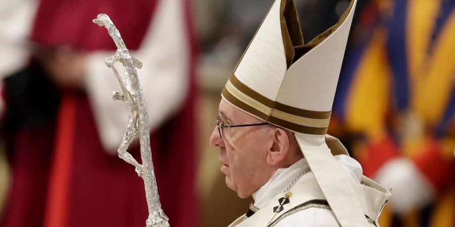 Papst Franziskus feiert eine Messe in der Peterskirche.