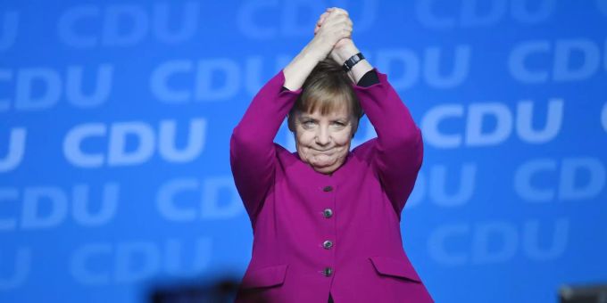 Bundeskanzlerin Angela Merkel (CDU) bedankt sich für den Applaus nach ihrer Rede beim 30. Parteitag der Christlich Demokratischen Union Deutschlands (CDU). Bundeskanzlerin Angela Merkel (CDU) bedankt sich für den Applaus nach ihrer Rede beim 30. Parteitag der Christlich Demokratischen Union Deutschlands (CDU).