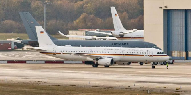 Das Heck des Regierungsflugzeug Airbus A340-300 «Konrad Adenauer» ist hinter zwei weiteren Flugzeugen auf dem militärischen Teil des Flughafens Köln-Bonn (D) zu sehen.