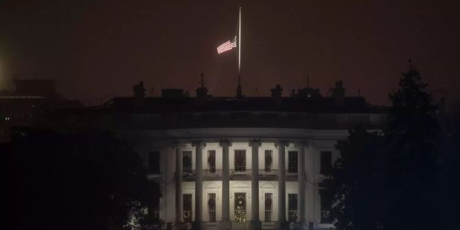 Die Fahne am Weissen Haus hängt zum Andenken an den ehemaligen Präsidenten George H.W. Bush auf Halbmast.