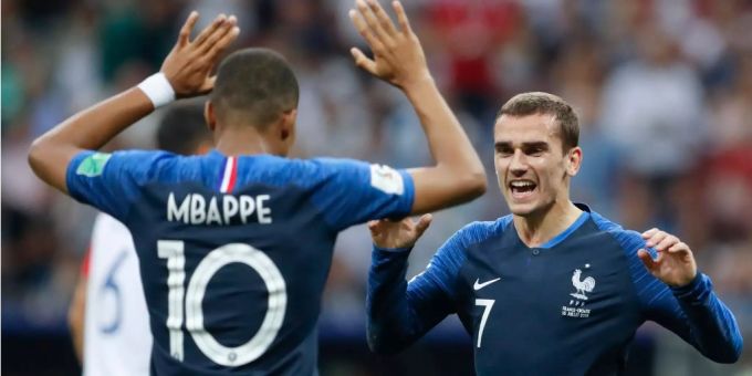 Kylian Mbappé und Antoine Griezmann feiern ein Tor. Antoine Griezmann