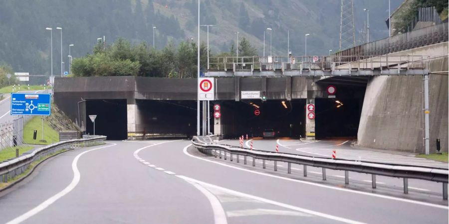 Das Nord-Portal des Gotthard Strassentunnels zwischen dem Vortunnel und der eigendlichen Tunnelleinfahrt, rechts, und der Voraussichtlichen Einfahrt, links, der noch zu bauenden 2. Gotthard Tunnelroehre.