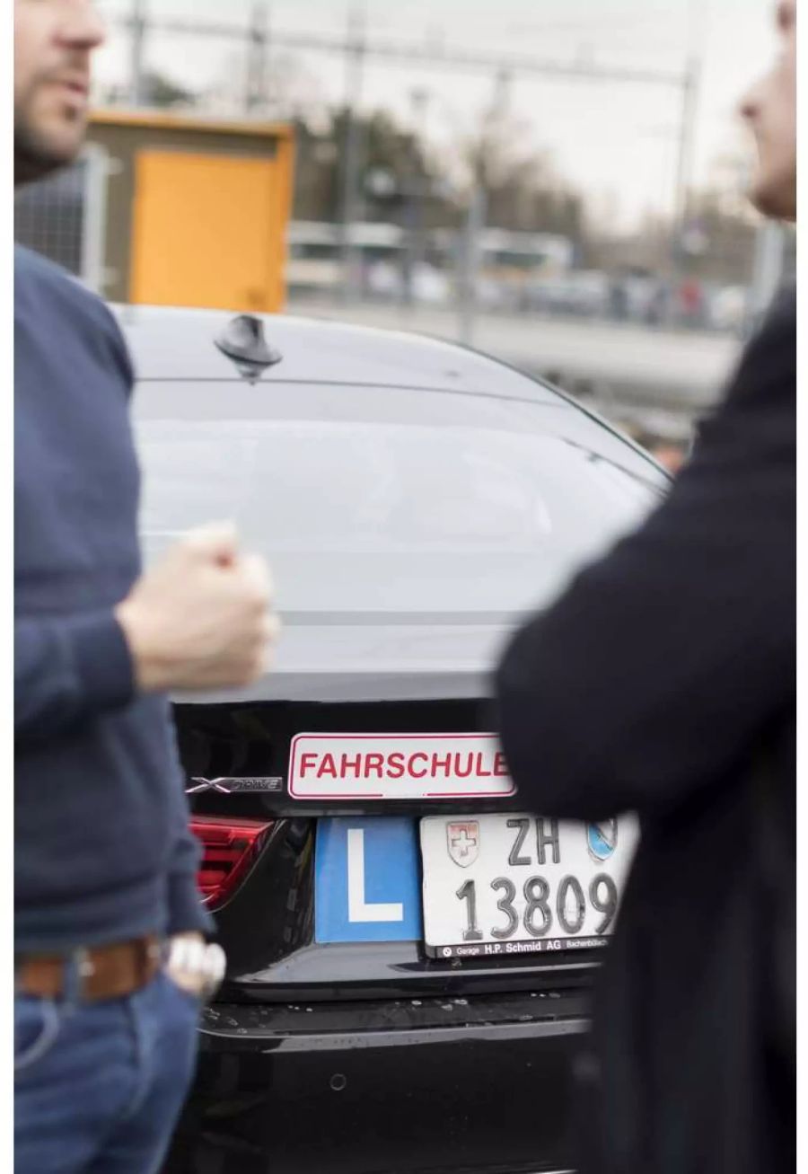 Fahrlehrer mit einem Fahrschüler - Keystone