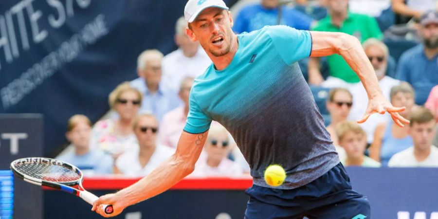 John Millman schlägt eine Vorhand am ATP Turnier von Hamburg.