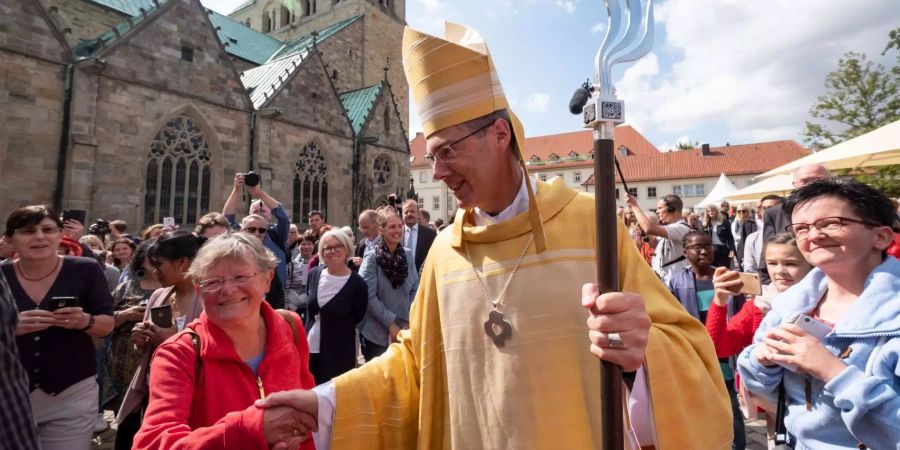 Heiner Wilmer, der neue Hildesheimer Bischof, geht nach seiner Weihe und Amtseinführung durch die Menschenmenge vor dem Mariendom.