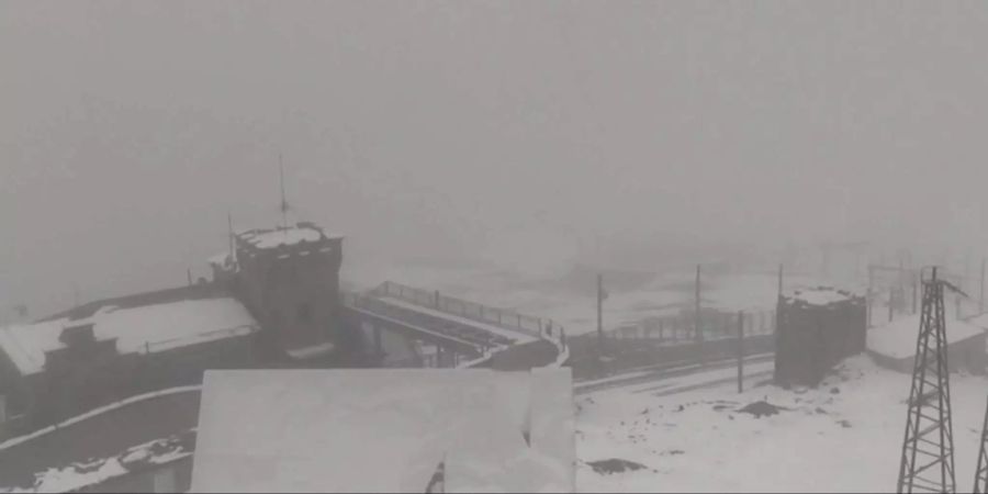 Schnee fällt bei der Aussichtsplattform auf dem Walliser Gornergrat. Wegen der Bewölkung ist das Matterhorn nicht zu sehen. (Archivbild)