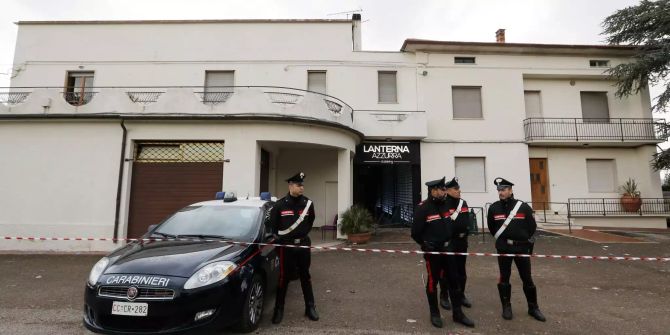 Carabinieri stehen vor dem Club «Lanterna Azzurra».