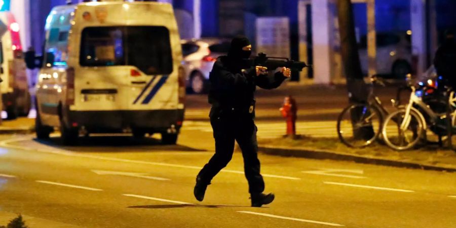 Ein französischer Polizist ist während einer Operation im Stadtteil Neudorf in Strassburg im Einsatz.