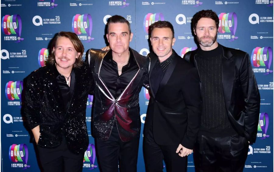 Auch an öffentlichen Auftritten fehlt Jason Orange:  Mark Owen (l-r), Robbie Williams, Gary Barlow und Howard Donald kommen 2018 zur Gala für das Take That Musical.