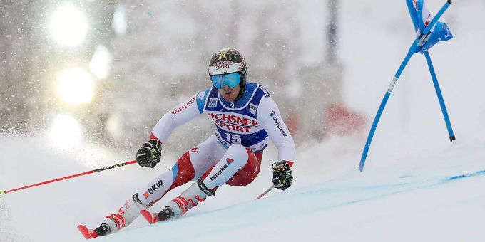 Loïc Meillard ist derzeit gut in Form. Loïc Meillard fährt in Val d'Isère die Piste herunter.