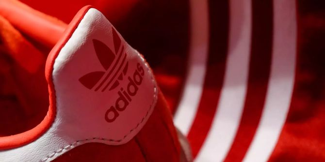 Ein Schuh des Sportartikelherstellers adidas wird am Rande der Hauptversammlung ausgestellt.