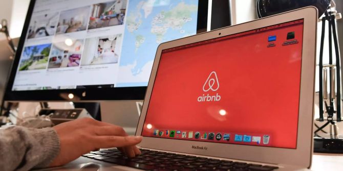 Ein Laptop mit dem Logo von Airbnb.