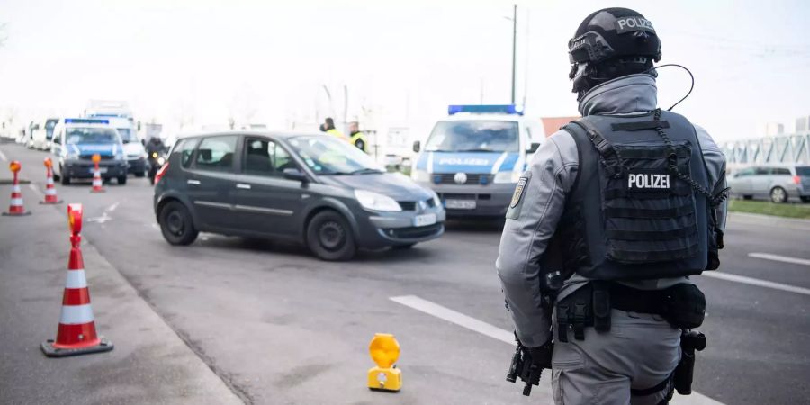 Deutsche Polizisten kontrollieren an der deutsch-französischen Grenze den Verkehr.