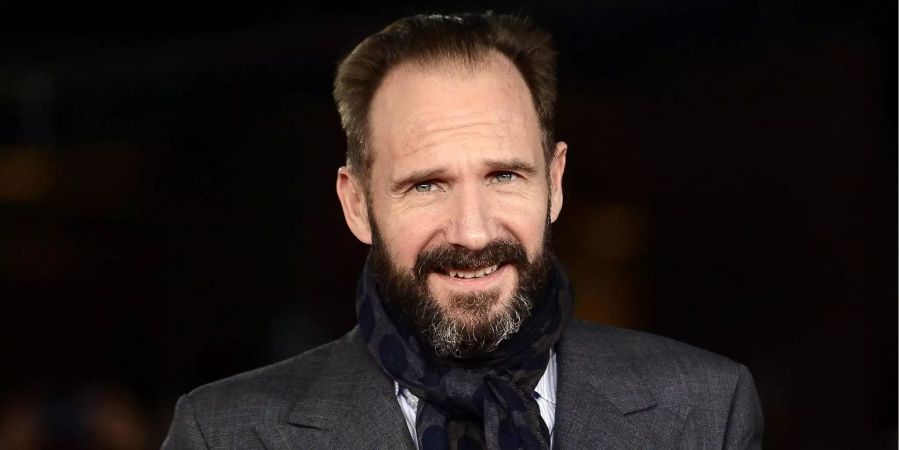 Schauspieler Ralph Fiennes posiert auf einem Filmfest.