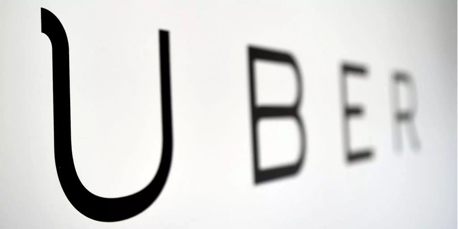 Das Logo des Unternehmens Uber ziert eine Wand.