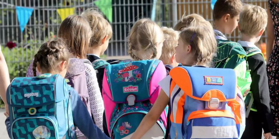 Einige Kinder gehen in die Schule.