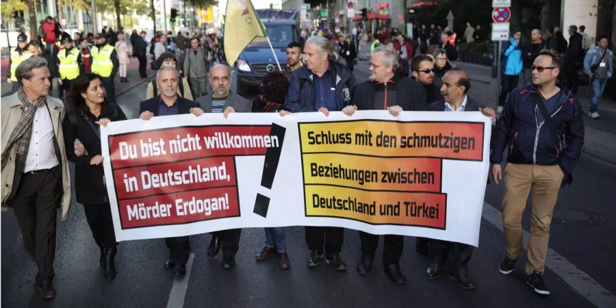 Demonstranten protestieren in der Kölner Innenstadt gegen den Besuch des türkischen Präsidenten Erdogan und für Demokratie in der Türkei.