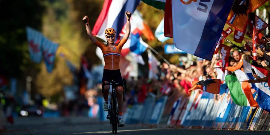 Anna Van der Breggen hat bei der Zieleinfahrt viel Zeit, ihr WM-Titel zu bejubeln.