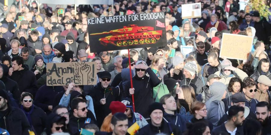 Demonstranten protestieren in Köln gegen den Besuch des türkischen Präsidenten Erdogan und für Demokratie in der Türkei.