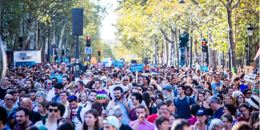 Tausende Menschen versammeln sich im Rahmen einer Demonstration gegen den Klimawandel.