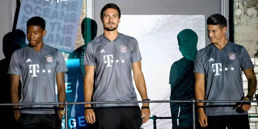 David Alaba (l-r), Mats Hummels und James Rodriguez tragen bei der Tango League, einem Strassenfussball-Event, die neuen stahlgrauen Trikots des FC Bayern München für die neue Saison der Champions League.