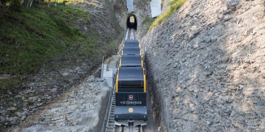 Die Stoos Bahn, die steilste Standseilbahn der Welt mit einem Gefälle von bis zu 110°, auf einer Fahrt durch den Steilhang.