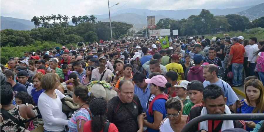 Zahlreiche Menschen warten an der Grenze zwischen Venezuela und Kolumbien.