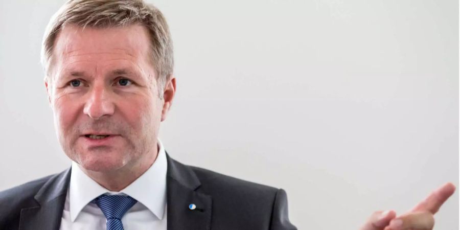 Finanzdirektor des Kantons Luzern Marcel Schwerzmann informiert an einer Medienorientierung.