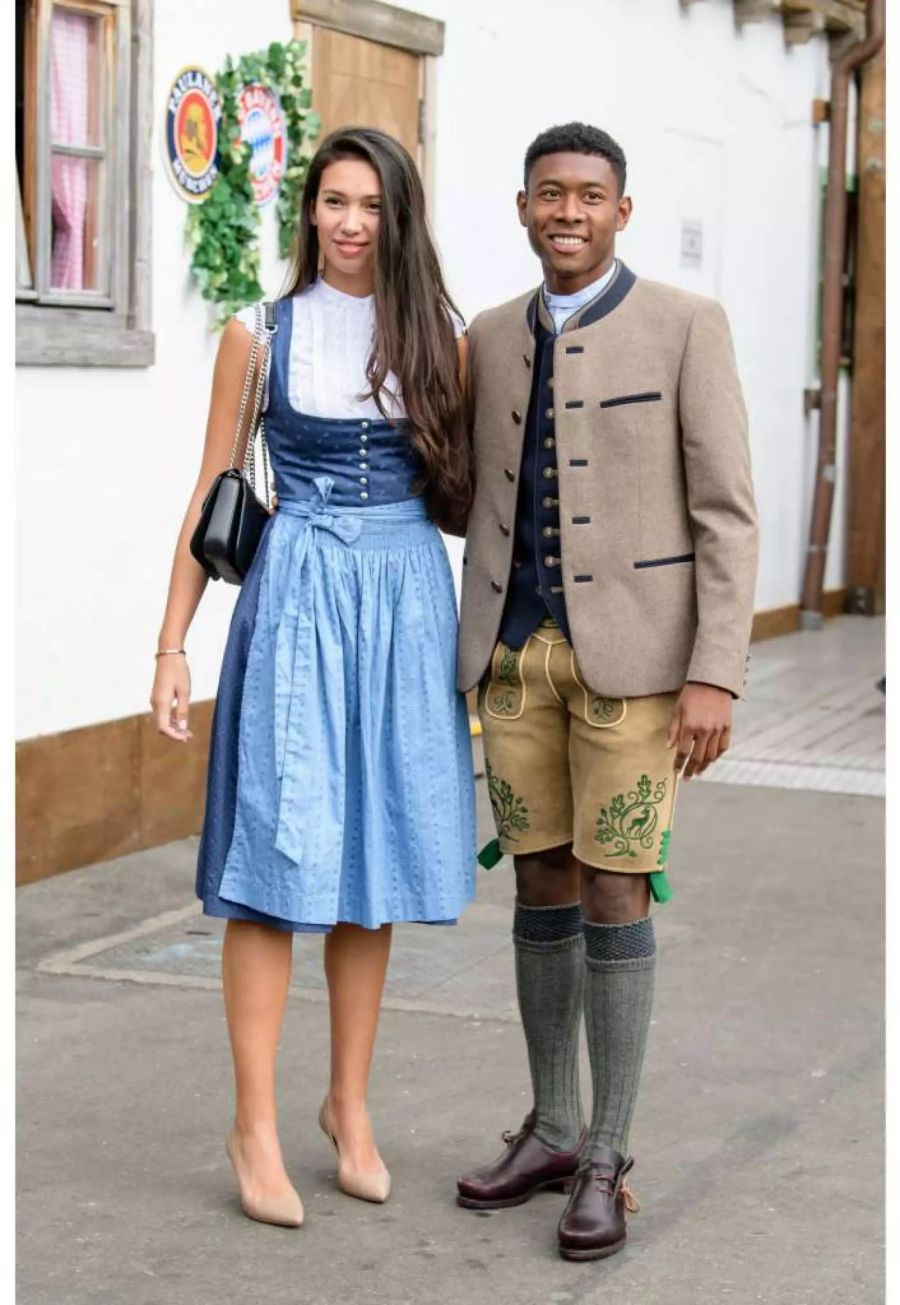 David Alaba und seine Freundin Shalimar Heppner kommen in das Käferzelt auf dem Oktoberfest auf der Theresienwiese.