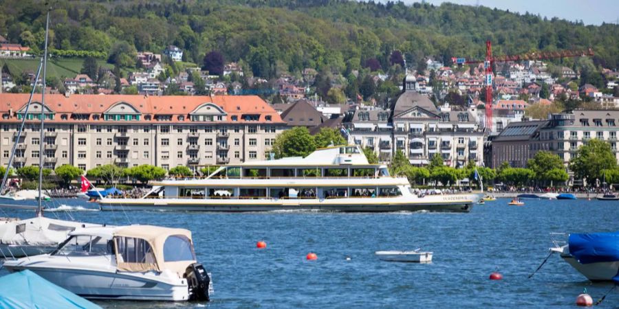 Ein Schiff auf dem Zürichsee.