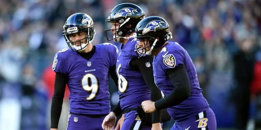 Unglaublich: Ausgerechnet die Zuverlässigkeit in Person sorgt dafür, dass die Baltimore Ravens gegen die New Orleans Saints als Verlierer vom Platz gehen (23:24). Eine halbe Minute vor Schluss muss Kicker Justin Tucker nur noch den Kick zum Extrapunkt verwandeln, um die Verlängerung zu erzwingen. Bis zu diesem Zeitpunkt ist ihm das bei 222 Versuchen 222 Mal gelungen. Nicht jedoch diesmal – der Ball fliegt an der falschen Seite des rechten Pfostens vorbei. Ganz bitter!