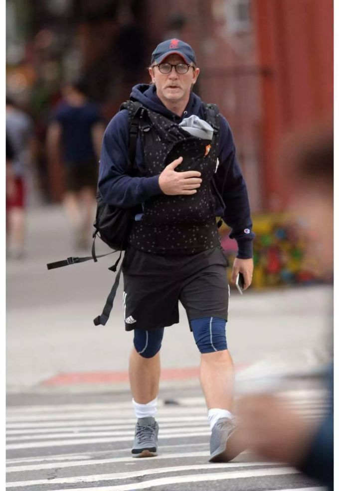 James Bond-Darsteller Daniel Craig spaziert mit seiner ein Monate alten Tochter durch New York. James Bond-Darsteller Daniel Craig spaziert mit seiner ein Monate alten Tochter durch New York.