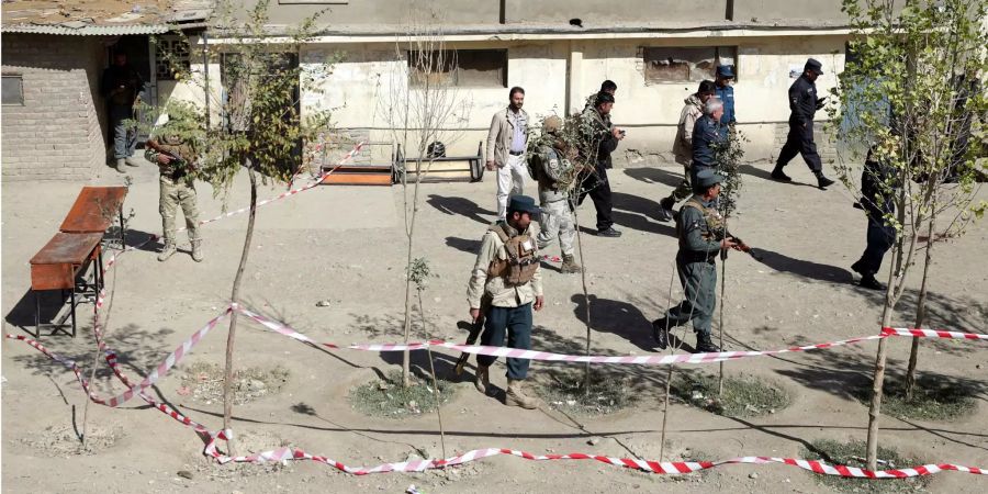 Sicherheitskräfte patrouillieren nach einer Bombenexplosion in der Nähe eines Wahllokals in Kabul.