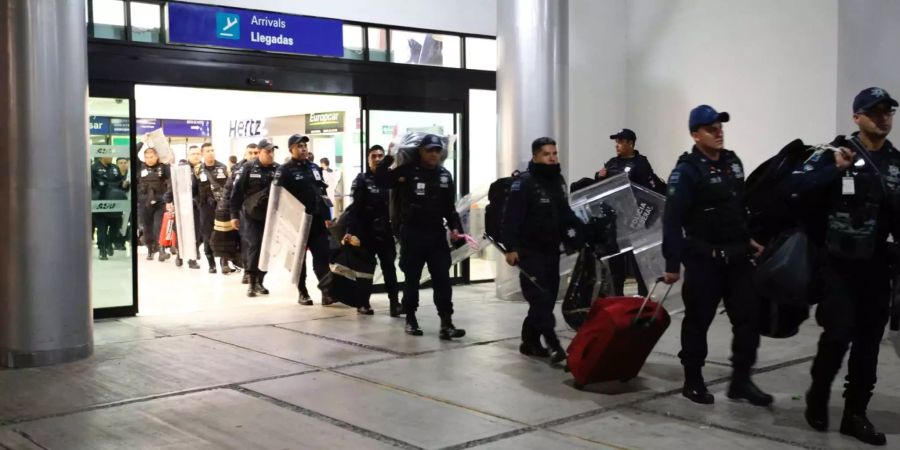 Mitglieder der Bundespolizei kommen am Flughafen in Tapachula an, um für mehr Sicherheit an der Grenze zu Guatemala zu sorgen.