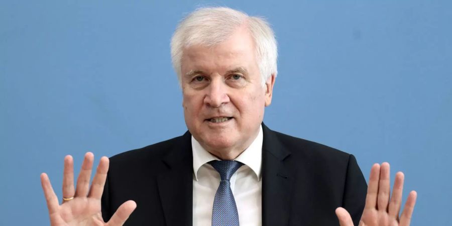 Horst Seehofer, CSU-Vorsitzender und Bundesminister des Innern, für Bau und Heimat, spricht in der Bundespressekonferenz zu den Medienvertretern.