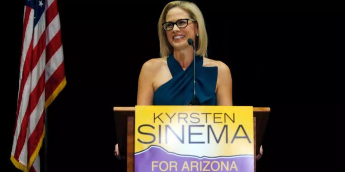 Die Demokratin Kyrsten Sinema gewinnt den Senatssitz im Bundesstaat Arizona. Die Demokratin Kyrsten Sinema gewinnt den Senatssitz im Bundesstaat Arizona.