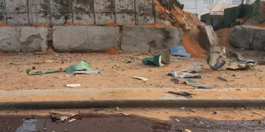 Nach mehreren Explosionen bei einem Selmbstmordattentat in Mogadischu sind die Strassen voller Trümmer und Blut.