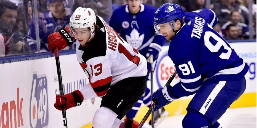 Nico Hischier (links, New Jersey Devils) fightet mit John Tavares (Toronto Maple Leafs) um den Puck (Archivbild).