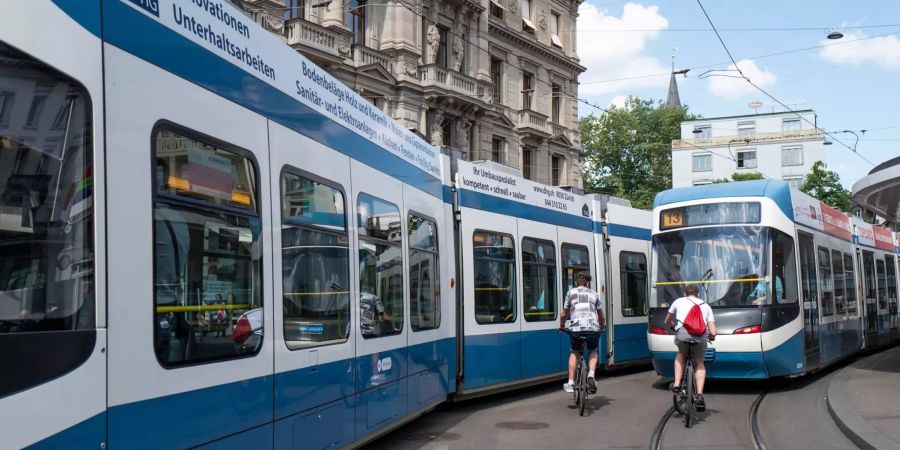 Immer wieder benutzen Velofahrer die Busspuren und kommen so den VBZ-Fahrzeugen in die Quere. (Symbolbild)