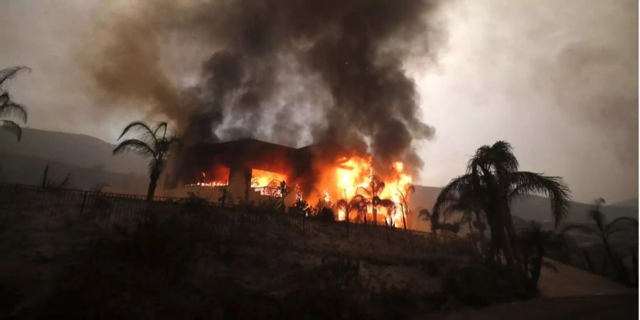 Ein Haus in Malibu fällt den Flammen zum Opfer..