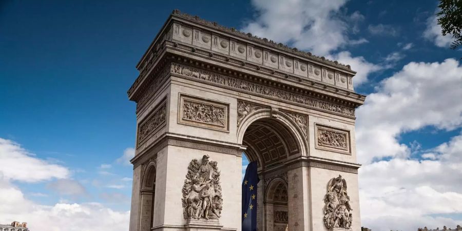 Der Triumphbogen steht in Paris.