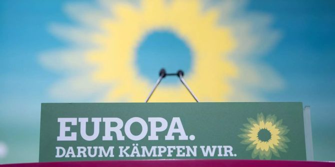 Das leere Rednerpult bei einer Bundesdelegiertenkonferenz des Bündnis 90/Die Grüne.