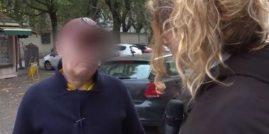 Die TV-Reporterin folgt dem Gitarrenlehrer aus dem Restaurant und stellt ihn zur Rede.