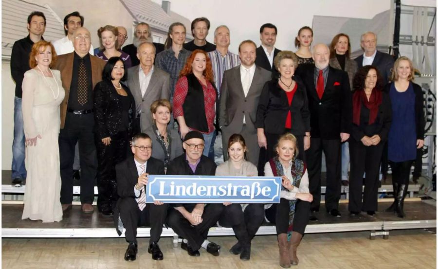 Der Regisseur Hans. W. Geissendörfer (vorn 2.v.l.) und aktuelle und ehemalige Schauspieler der «Lindenstrasse» posieren 2010 in Köln bei einem Fototermin anlässlich des 25-jaehrigen Jubiläums der ARD/WDR Fernsehserie «Lindenstrasse» für ein Gruppenbild.